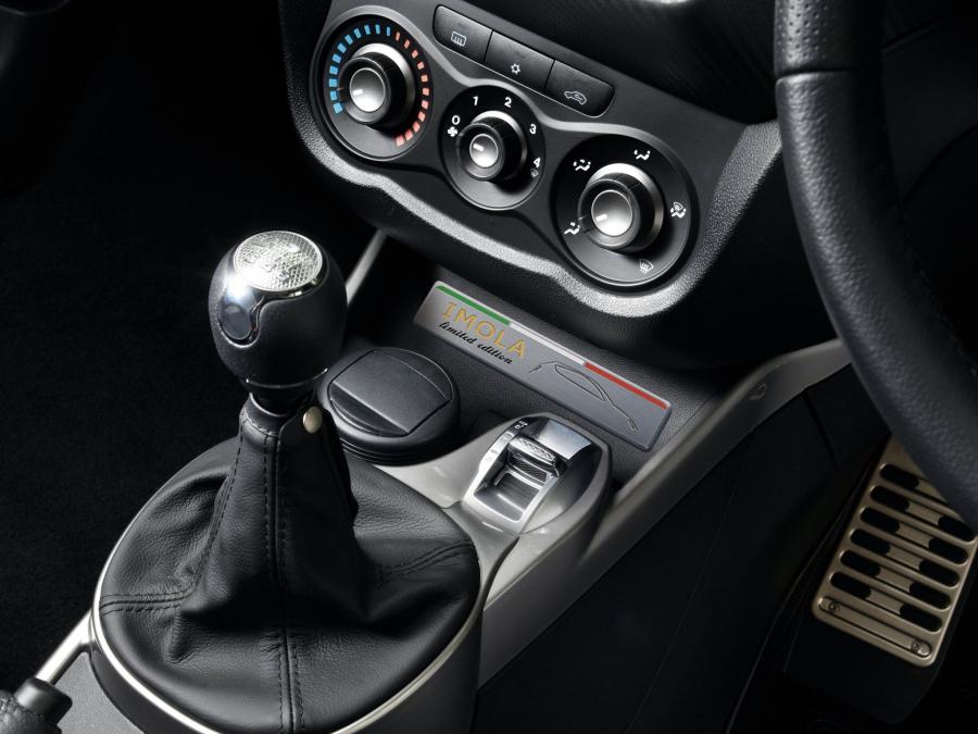 Детали интерьера Alfa Romeo MiTo Imola Edition (955) 2009 года  (фото 18 из 19)
